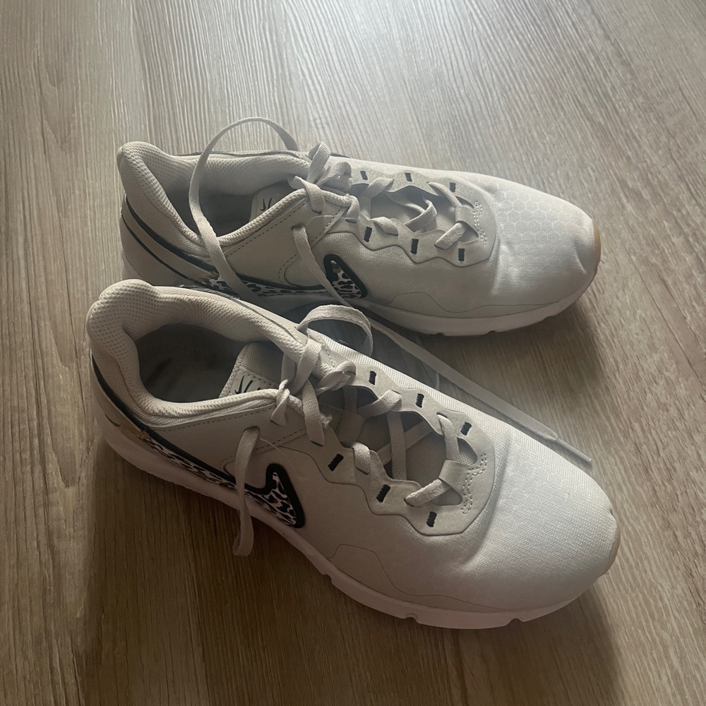 Nike Women’s Leopard Swoop White Shoes Sneakers Size 8 8W